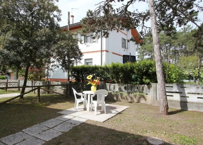 Cozy With Private Garden 비비오네