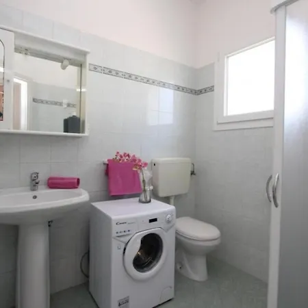 Апартаменти Cozy With Private Garden *