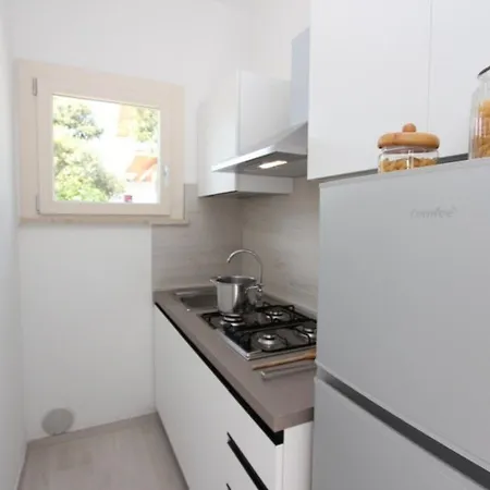 Lägenhet Cozy With Private Garden Bibione