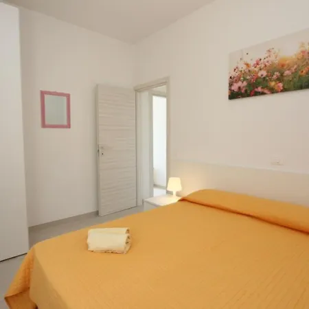 Cozy With Private Garden Апартаменти *